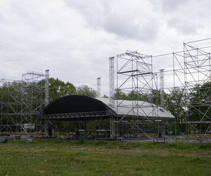 Miasteczko juwenaliowe w budowie