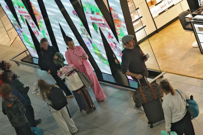 Anna Mucha z rodziną na lotnisku