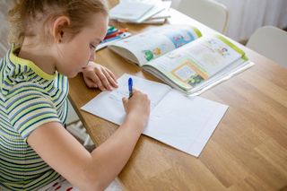 Pisanie ręczne to trening dla mózgu. Jak wpływa na pamięć i czytanie u dziecka?
