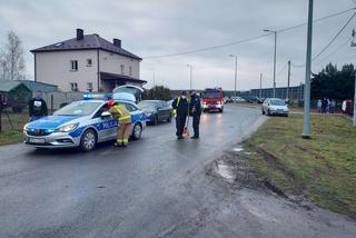 Gosławice. Peugeot UDERZYŁ w drzewo. Z auta wypadło 4-letnie dziecko, matka NIE MIAŁA PRAWA JAZDY