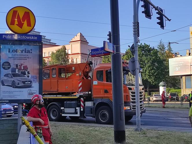 Tramwaj sunął po betonie! Awaria w al. Niepodległości. Wagon wypadł z szyn