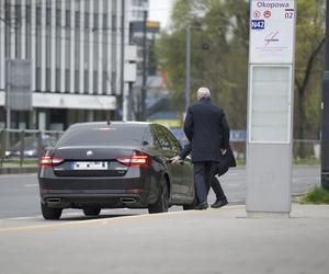 Antoni Macierewicz parkuje na przystanku