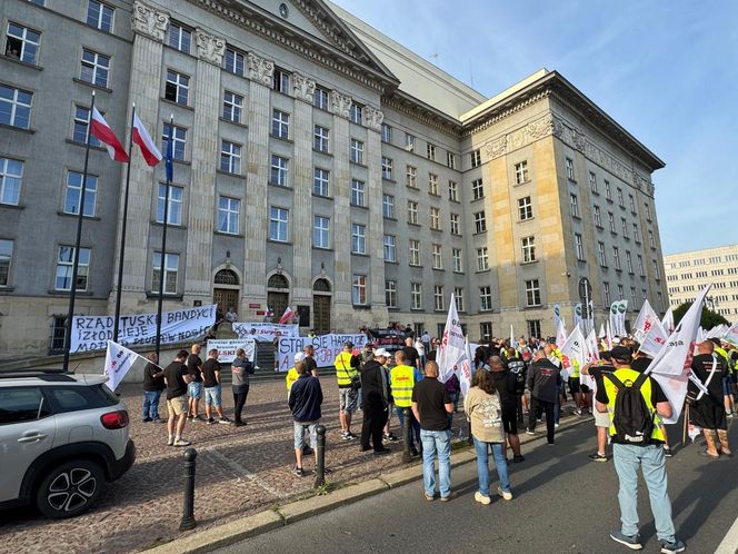 Paraliż w Katowicach. Rozpoczął się protest górników i hutników. "Stal się hartuje, a rząd ją rujnuje"