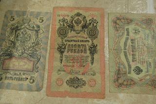 Przedmioty kolekcjonerskie zatrzymane na granicy. Monety, banknoty i odznaczenia przewożone nielegalnie. 