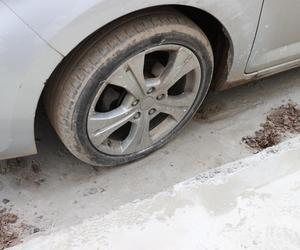 Zabetonowane auto z Łodzi zniknęło i się odnalazło. Straż miejska chce ukarać właścicieli.