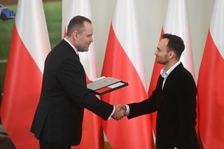 Prezydent RP Karol Nawrocki oraz indywidualny i drużynowy mistrz świata na żużlu Bartosz Zmarzlik