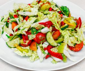 Surówka z kapusty pekińskiej z papryką konserwową i ogórkiem zielonym