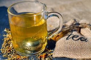 Koktajle herbaciane - przepisy na orzeźwiające napoje