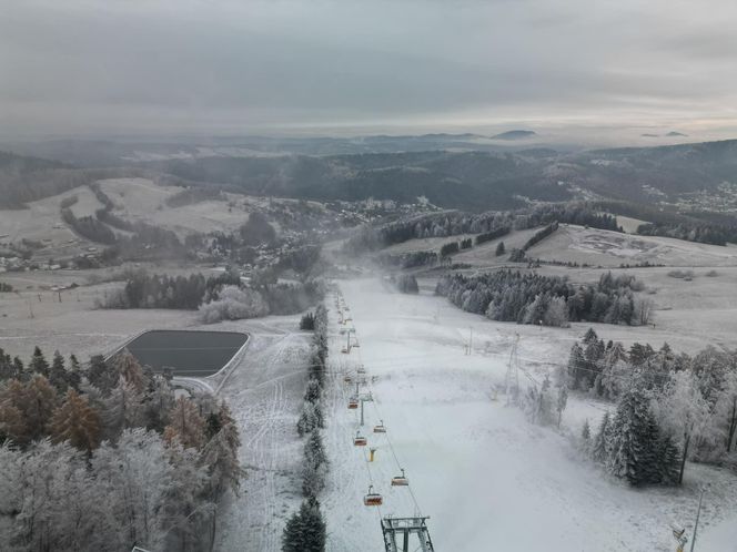 Najpiękniejsza wieża widokowa w Małopolsce w zimowej scenerii. Już zapraszają turystów 