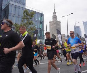 Uczestnicy biegu Nice To Fit You Warszawska Dycha 2025 na trasie