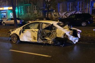 Toyota Corolla ZMASAKROWAŁA kilka aut! JEST WIDEO z wypadku na al. Niepodległości w Warszawie