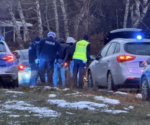 Policyjny pościg ulicami Warszawy! Kierowca zwiał aż do Marek i utknął w błocie