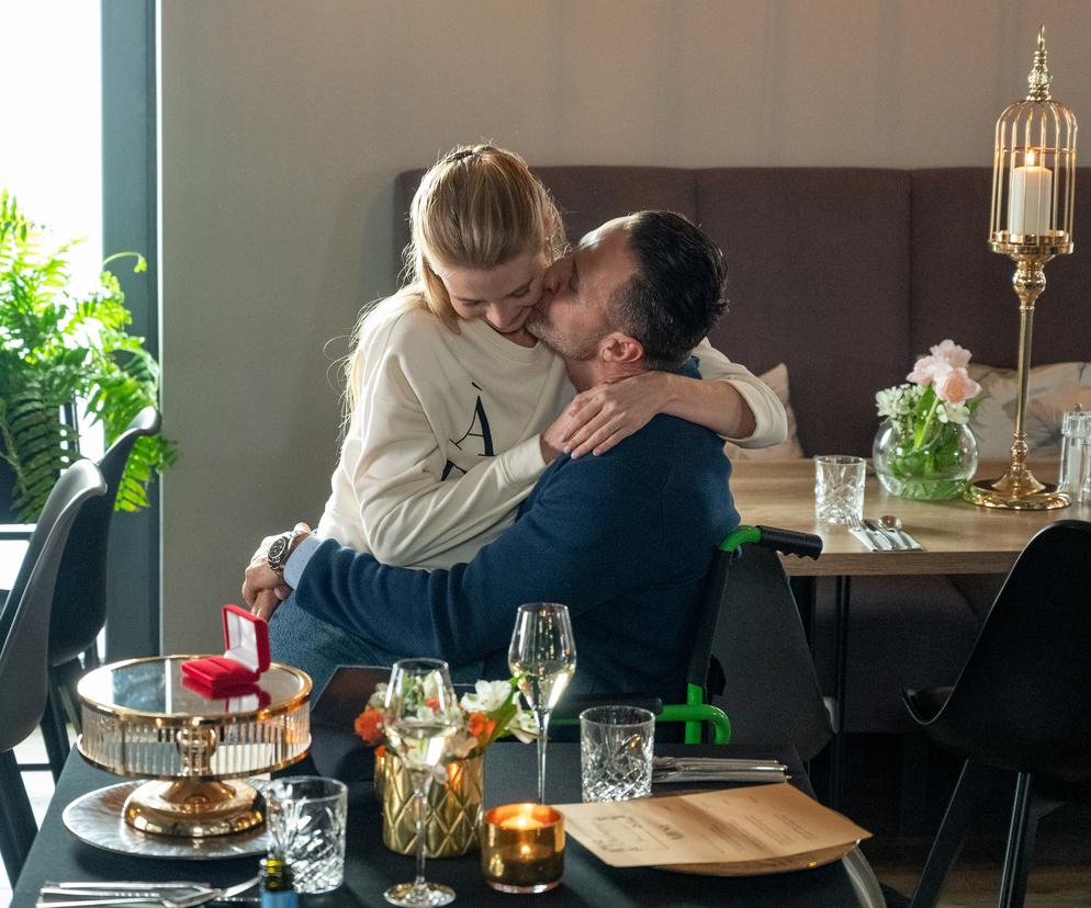 Barwy szczęścia, odc. 2688. Sebastian (Marek Krupski) i Dominika (Karolina Chapko)	