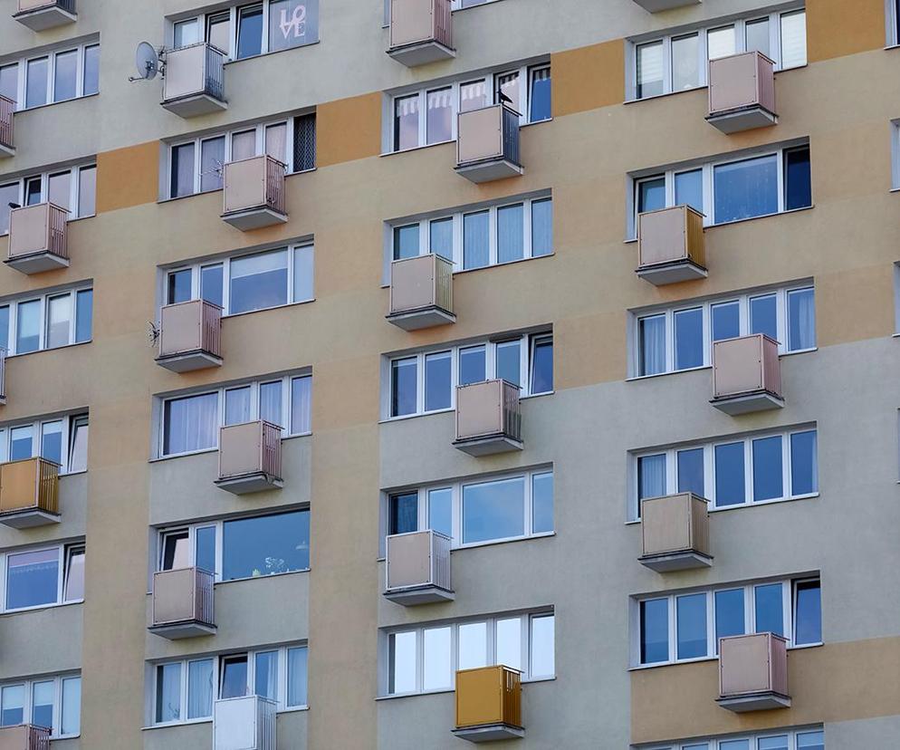 Makabra w bloku w Płońsku. Dziecko wypadło z trzeciego piętra, walczy o życie