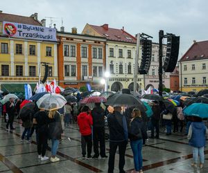 Zorro skradł show Trzaskowskiemu podczas wiecu w Tarnowie. Walczył szpadą i transparentem