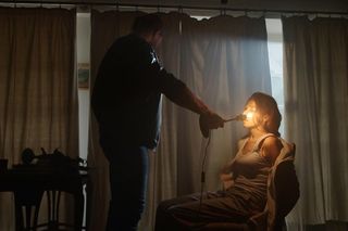 M jak miłość odc. 1844. Martyna (Magdalena Turczeniewicz), gangster Robert (Kamil Drężek)