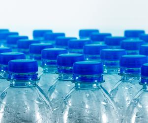 Płyny w plastikowych butelkach