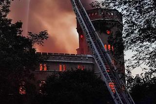 Pożar pałacu Stolbergów. Strażacy przez całą noc walczyli z ogniem 