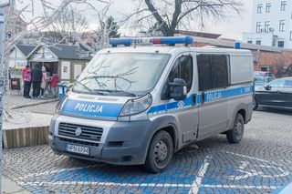 Stała przed marketem z plastikowym kubeczkiem w ręku. Widok dziecka zaniepokoił klienta