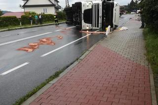 Wypadek w Tymowej. Ciężarówka przewróciła się na bok i zablokowała drogę