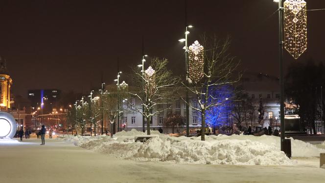 Lublin wieczorową porą. W mieście świąteczne ozdoby i hałdy śniegu. Zobacz zdjęcia!