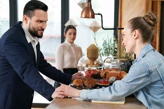 Barwy szczęścia, odcinek 2685: Renata (Ania Mrozowska), Luiza (Julia Zielińska), Damian (Michał Lesień-Głowacki)