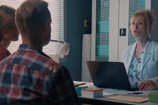 M jak miłość odc. 1682. Franka (Dominika Kachlik), lekarka (Ewa Konstanciak), Paweł (Rafał Mroczek)