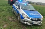 Policyjny pościg w Tuszynie. 35-latek zjechał z drogi prosto w pole