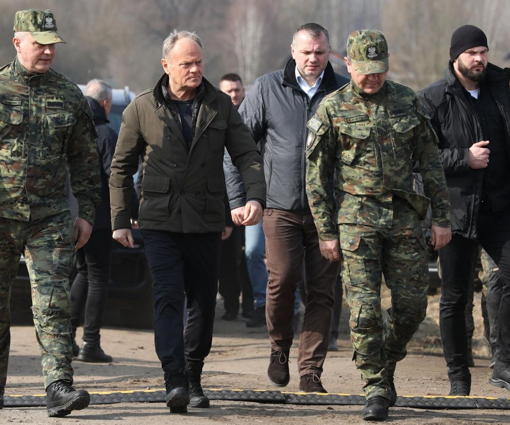 Donald Tusk przy granicy z Białorusią. Na miejscu konferencji nielegalni migranci. Premier opublikował nagranie