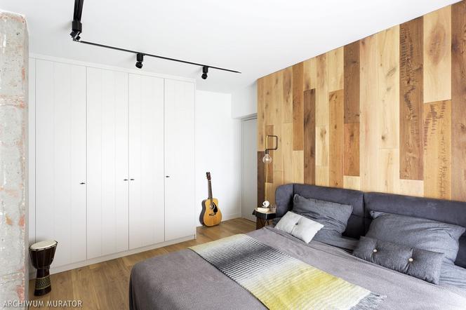 Drewniana ściana za łóżkiem