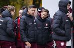 Reprezentacja zmokła na spacerze. Lewandowski się krył przed deszczem