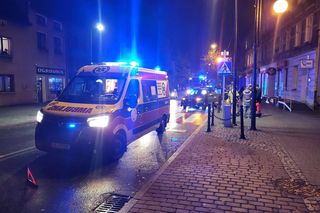 Groźne zdarzenie w Piekarach Śląskich. Rozpędzony samochód wjechał w budynek mieszkalny