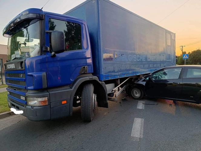 Wypadek w Skórcu, osobówka wbiła się pod ciężarówkę