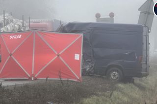 Czołowe zderzenie busa z tirem na DK50! Są ranni, jedna osoba nie żyje