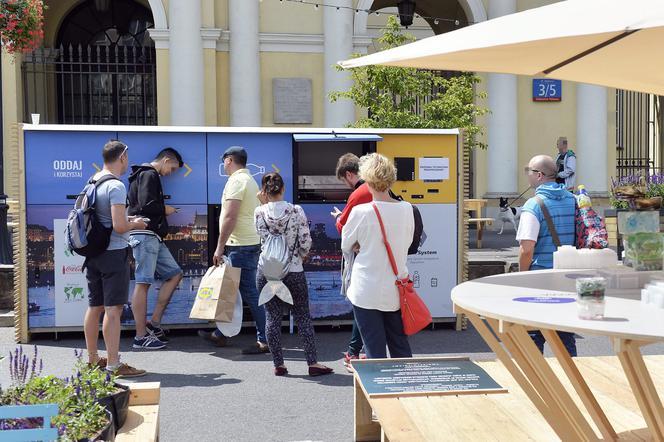 Darmowe bilety i kawa za oddane śmieci! Recyklomaty już działają. Sprawdź, gdzie!