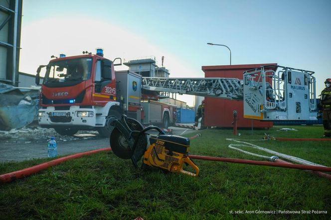  Kawle. Pożar zakładu przetwórstwa drobiowego. 120 strażaków walczy z żywiołem w czwartek, 14 sierpnia. Jeden z nich zaginął [ZDJĘCIA]