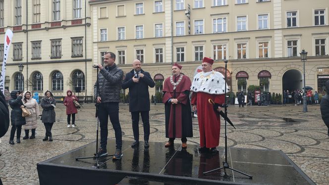 Polonez dla Fredry 2025 we Wrocławiu. Maturzyści zatańczyli na Rynku [ZDJĘCIA]