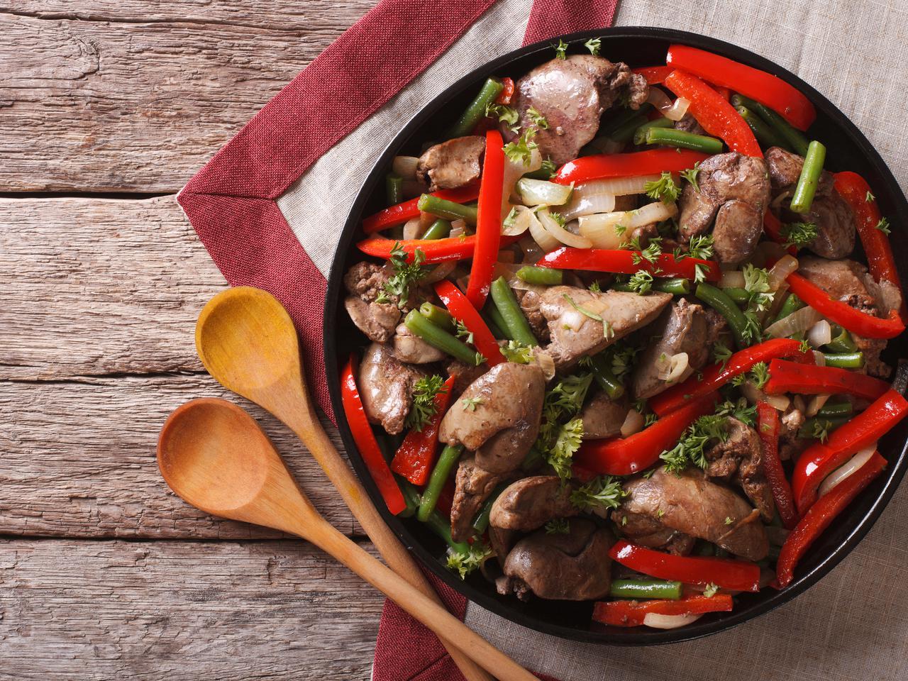 Wątróbka duszona z papryką i fasolką szparagową