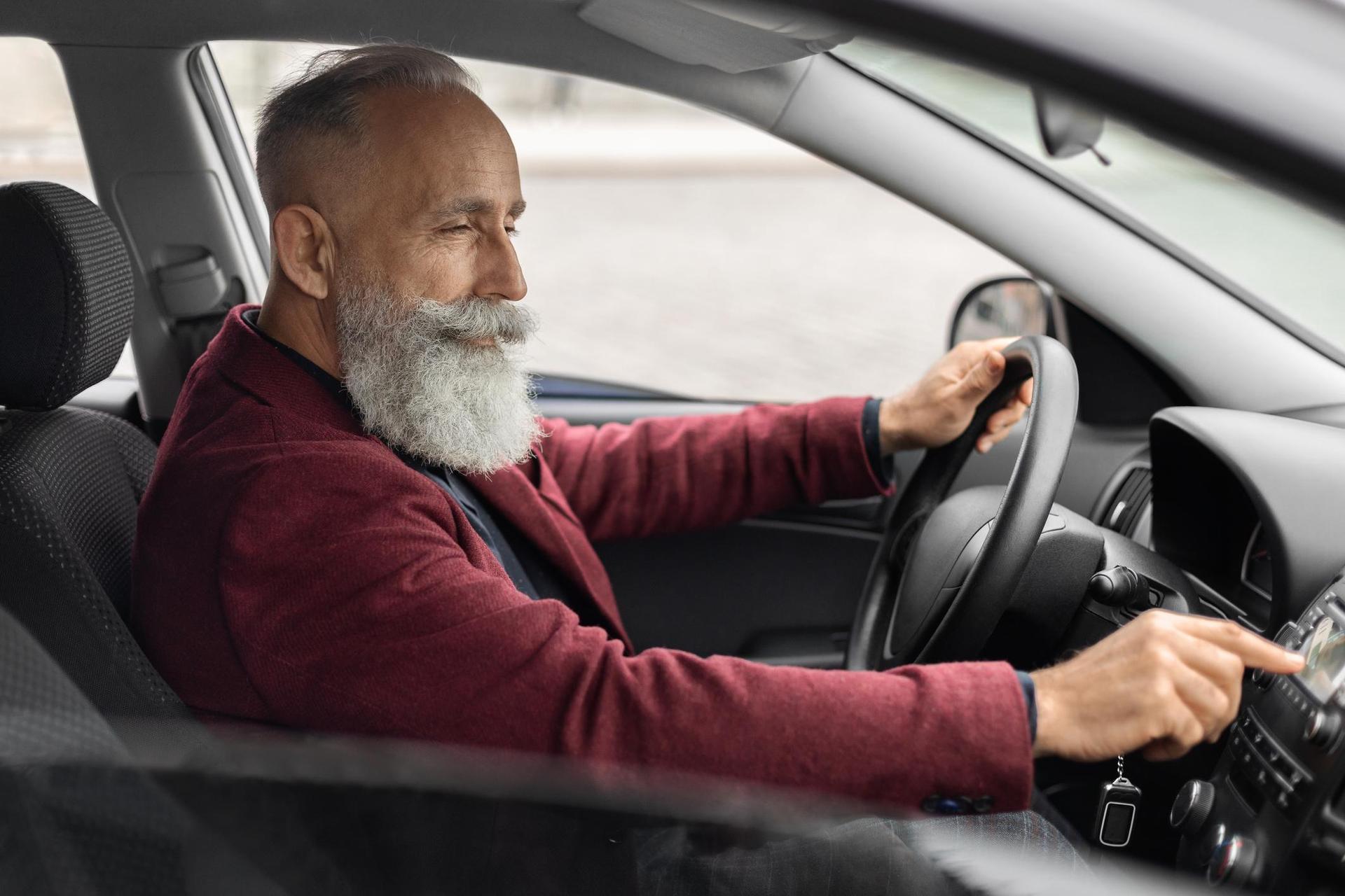 Las personas mayores pueden perder su licencia de conducir.  Sabemos a qué pruebas tendrán que someterse