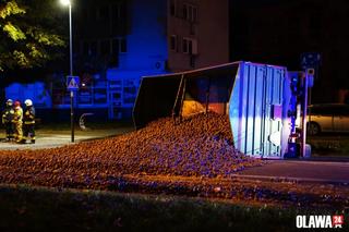 Ziemniaki zablokowały ulicę w Oławie. Wysypały się z przewróconej przyczepy ciągnika