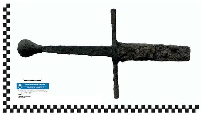 Niebywałe odkrycie archeologów w Bydgoszczy! Na miejscu Teatru Kameralnego znaleziono miecz z XV wieku! [AUDIO]