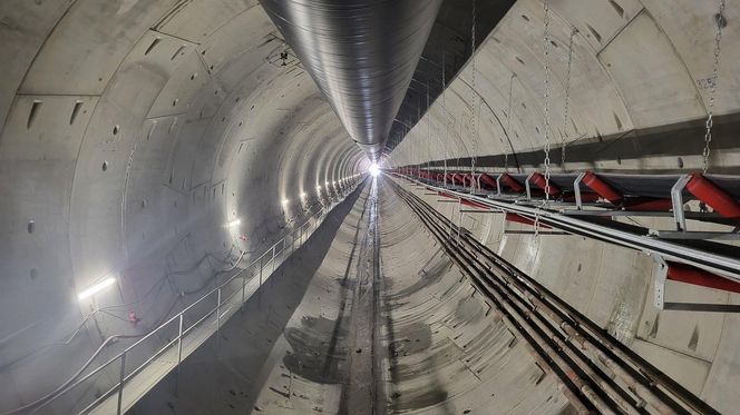 Drążenie tunelu pod Pisarzową w ramach modernizacji linii 104