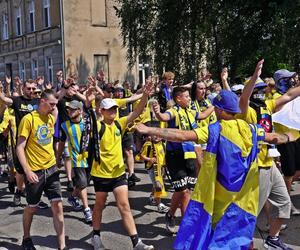 Przemarsz kibiców Stali Gorzów przed meczem z Falubazem Zielona Góra