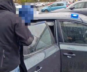 Naćpany kierowca w rękach policji. To on wciągał biały proszek za kierownicą taksówki!