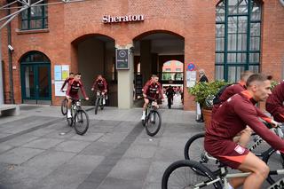 Piłkarze przyjechali na trening rowerami. Skorupski się zgubił