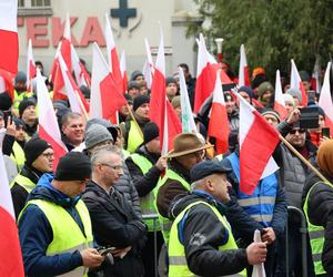 Protest rolników 20 marca przed Lubelskim Urzędem Wojewódzkim w Lublinie