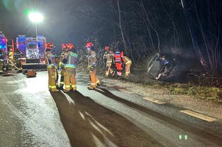 Pożar i dachowanie w Wawrze. Dramatyczny wypadek na ul. Bronisława Czecha