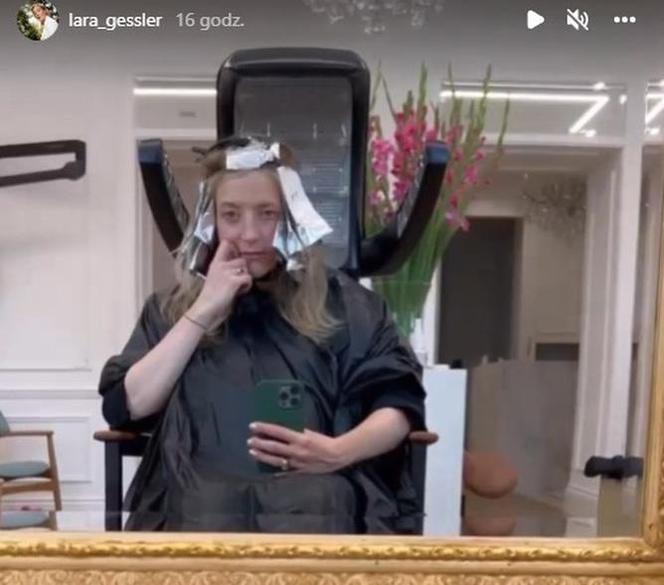 Lara Gessler tuż przed porodem odwiedziła fryzjera