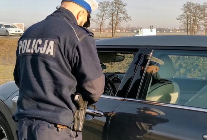 Pijany Turek spowodował wypadek. Jego samochód sam „wezwał” policję