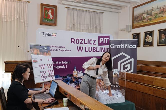 Losoawnie nagród w loterii Rolicz PIT w Lublinie